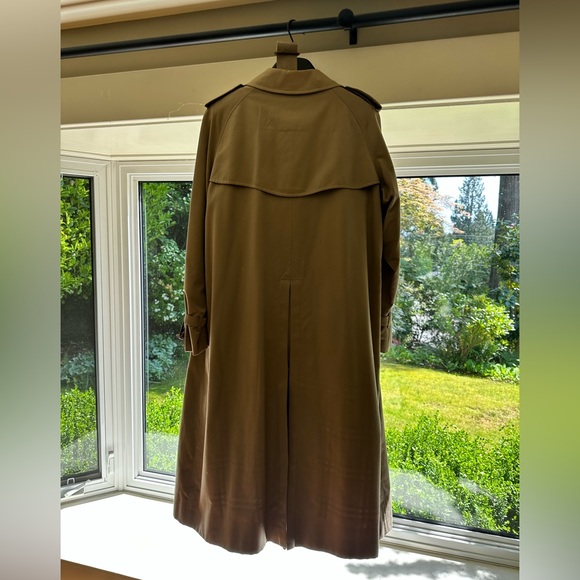 Classic Burberry Double Breasted Trench Coat - Picture 4 of 9